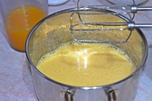 Tort cu mousse de nuci, portocale si fructe de padure