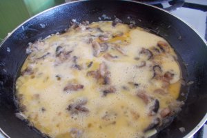 Aperitiv omleta cu ceapa si ciuperci