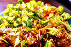 Aripioare fragede in sos BBQ cu salata de broccoli (slowcooker)