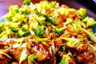 Aripioare fragede in sos BBQ cu salata de broccoli (slowcooker)