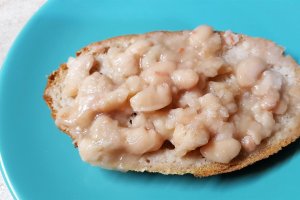 Fasole alba cu ceafa afumata