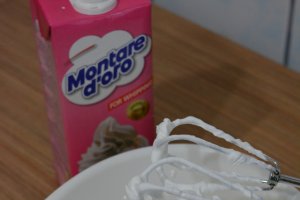 Tort cu crema de lamaie si afine