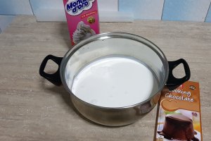Tort cu crema de ciocolata si crema de lapte cu visine