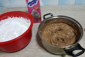 Tort cu crema de ciocolata si crema de lapte cu visine