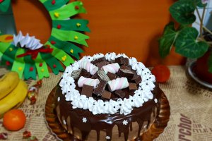 Tort cu crema de ciocolata si crema de lapte cu visine