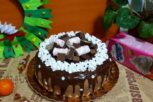 Tort cu crema de ciocolata si crema de lapte cu visine