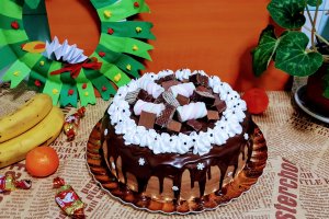Tort cu crema de ciocolata si crema de lapte cu visine