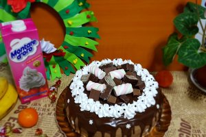 Tort cu crema de ciocolata si crema de lapte cu visine