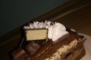Tort cu crema de ciocolata si crema de lapte cu visine