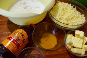 Aperitiv biscuiti sarati cu cascaval afumat si bere cu ghimbir
