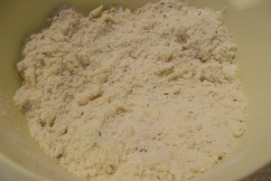 Aperitiv biscuiti sarati cu cascaval afumat si bere cu ghimbir