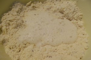 Aperitiv biscuiti sarati cu cascaval afumat si bere cu ghimbir