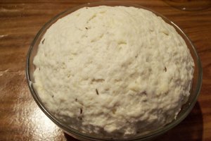 Aperitiv biscuiti sarati cu cascaval afumat si bere cu ghimbir