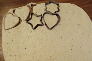 Aperitiv biscuiti sarati cu cascaval afumat si bere cu ghimbir