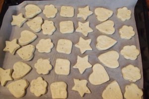 Aperitiv biscuiti sarati cu cascaval afumat si bere cu ghimbir