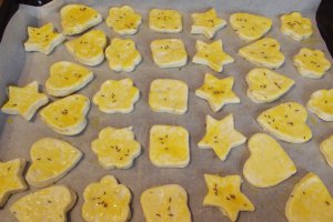 Aperitiv biscuiti sarati cu cascaval afumat si bere cu ghimbir