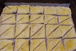 Aperitiv biscuiti sarati cu cascaval afumat si bere cu ghimbir