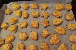 Aperitiv biscuiti sarati cu cascaval afumat si bere cu ghimbir