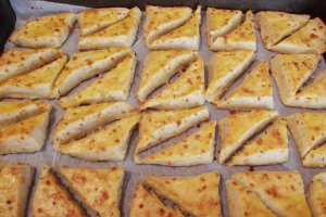 Aperitiv biscuiti sarati cu cascaval afumat si bere cu ghimbir