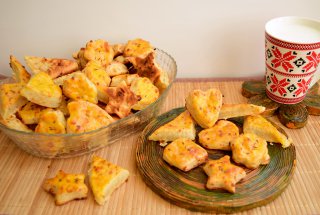 Aperitiv biscuiti sarati cu cascaval afumat si bere cu ghimbir