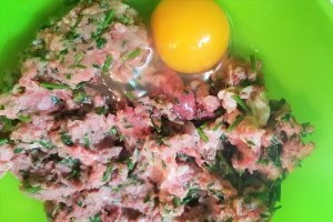 Ciorba rosie cu perisoare de porc si grau