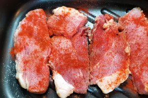 Friptura de porc cu salvie si pireu usturoiat