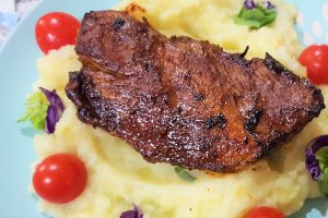 Friptura de porc cu salvie si pireu usturoiat