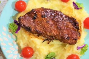 Friptura de porc cu salvie si pireu usturoiat