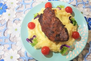 Friptura de porc cu salvie si pireu usturoiat