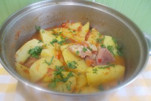 Cartofi cu rasol afumat de porc