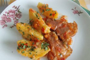 Cartofi cu rasol afumat de porc