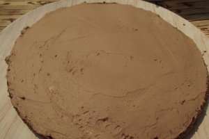 Desert tort cu ciocolata si aroma de trandafiri