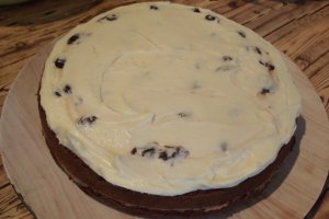 Desert tort cu ciocolata si aroma de trandafiri