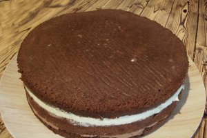 Desert tort cu ciocolata si aroma de trandafiri