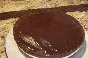 Desert tort cu ciocolata si aroma de trandafiri