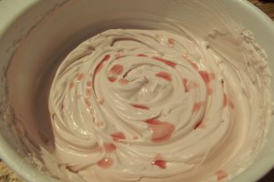 Desert tort cu ciocolata si aroma de trandafiri