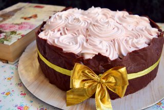 Desert tort cu ciocolata si aroma de trandafiri