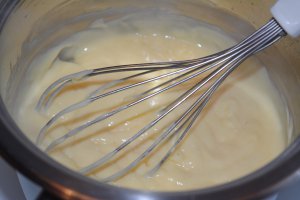 Desert tort cu crema de vanilie si zmeura