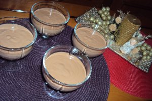 Desert spuma cu crema de ciocolata si alune