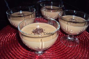 Desert spuma cu crema de ciocolata si alune