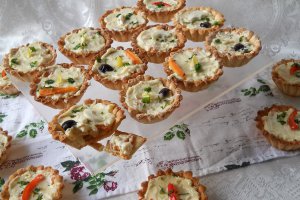 Aperitiv mini tarte umplute cu salata boeuf