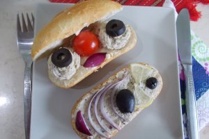 Tartine cu pasta din file de hering