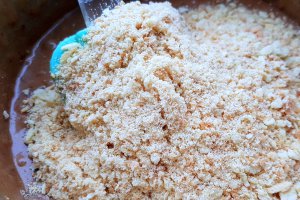 Desert nuci umplute cu crema de ciocolata si nuca macinata