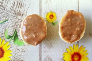 Desert nuci umplute cu crema de ciocolata si nuca macinata