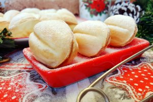 Desert nuci umplute cu crema de ciocolata si nuca macinata