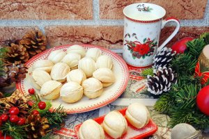 Desert nuci umplute cu crema de ciocolata si nuca macinata