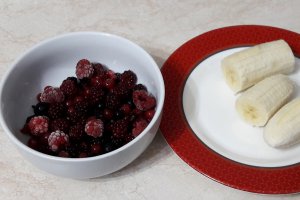 Smoothie cu fructe de padure, banane si iaurt