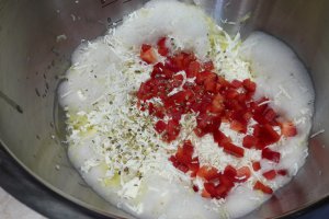 Aperitiv Waffe cu dovlecei, telemea si cabanos