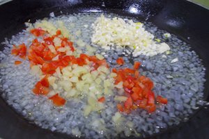 Supa de rosii, cu morcovi si galuste de faina