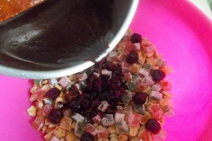 Desert salam de biscuiti cu unt, visine, nuca de cocos si alune de padure
